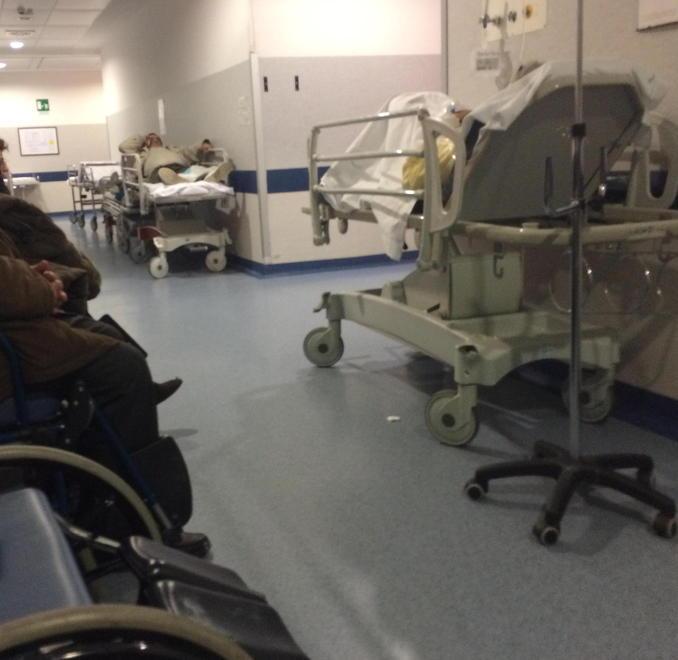 Pazienti in attesa sulle barelle nei corridoi del pronto soccorso (Foto d'archivio)