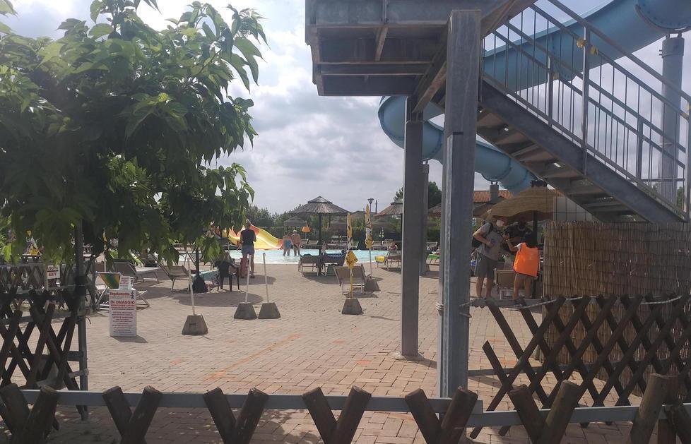 Bimba rischia di annegare in piscina per un attacco epilettico, salvata dall’infermiera-bagnante 