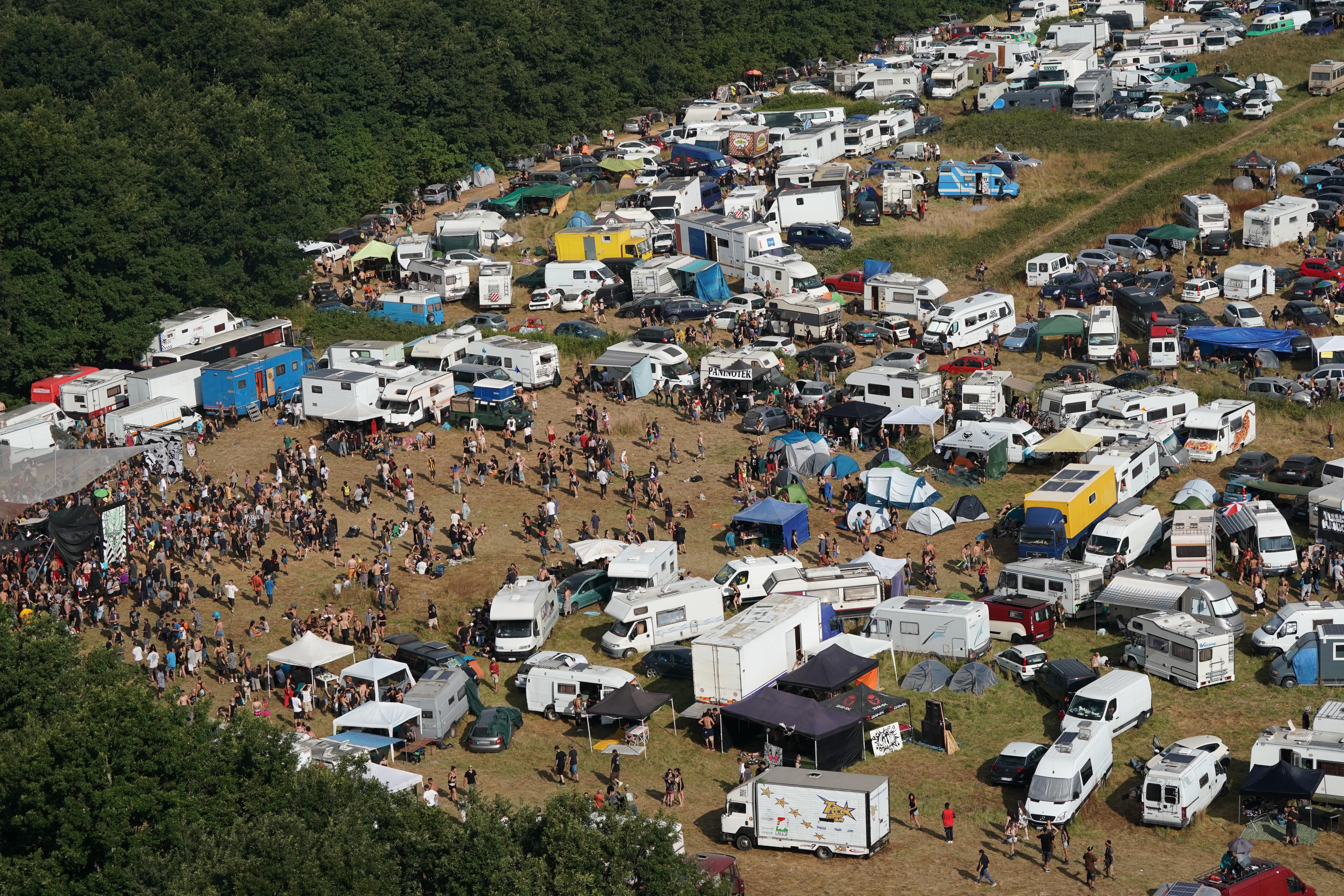 Il rave party a Santa Maria a Monte (foto dal deltaplano di Franco Silvi)
