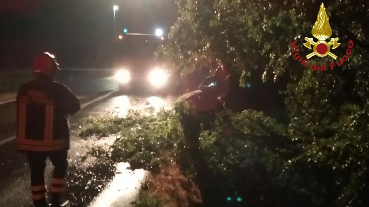 Carpi, forte vento nella notte: scoperchiato un tetto in centro