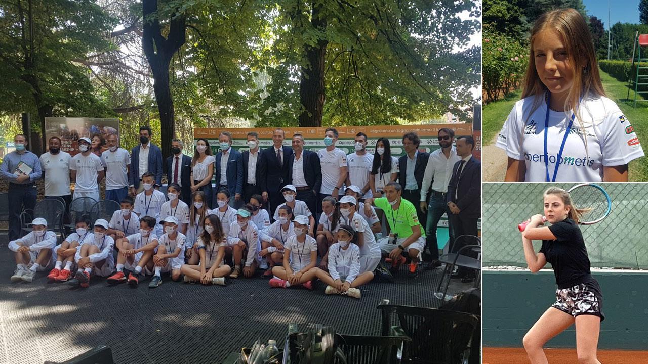 Nella foto grande il gruppo dei piccoli tennisti selezionati in tutta Italia per partecipare al Master estivo di I Tennis Foundation, in alto a destra Matilde Licia Bianchi con la divisa di I Tennis Foundation e con la racchetta in mano