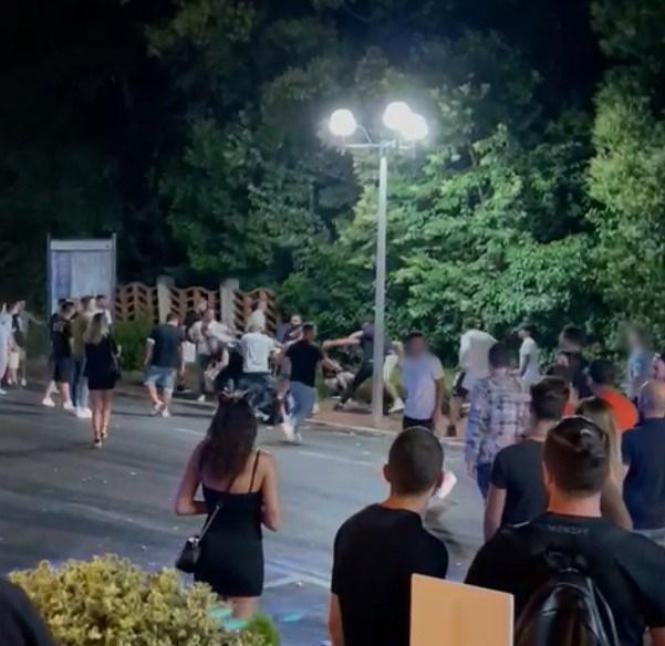 Un fermo immagine del video postato sui social che riprende la rissa in viale IV Novembre