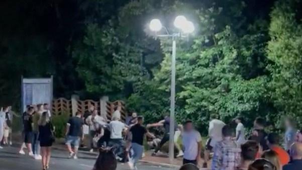 Un fermo immagine del video postato sui social che riprende la rissa in viale IV Novembre