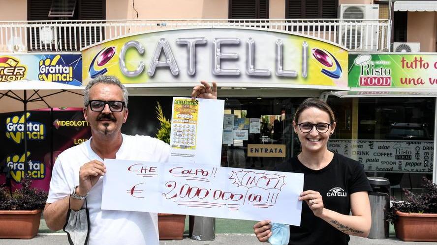 Davide Catelli mostra la copia del tagliando da due milioni di euro (Foto Sernacchioli)