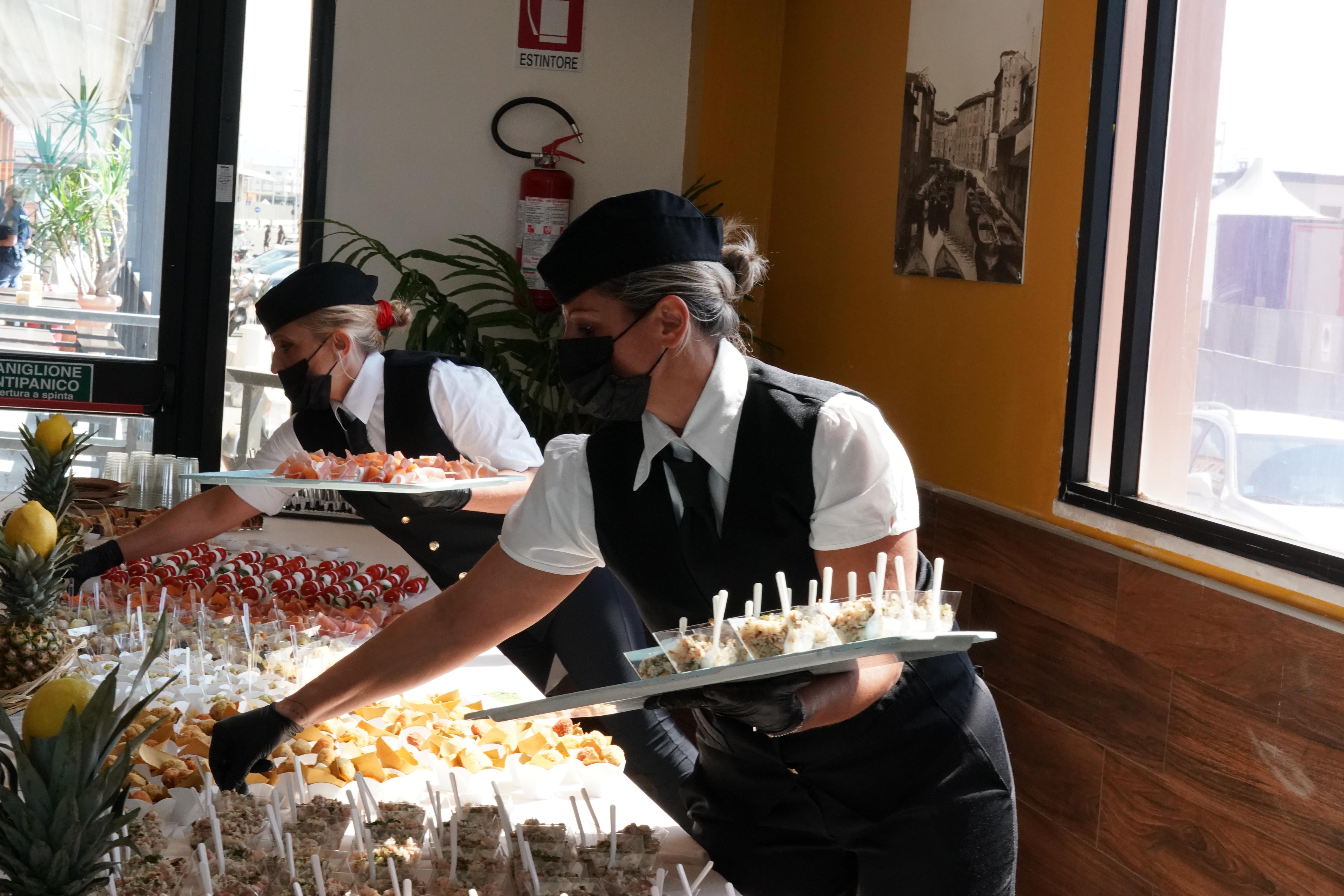 La stazione marittima prova a ripartire: riaprono bar, self service e ristorante 