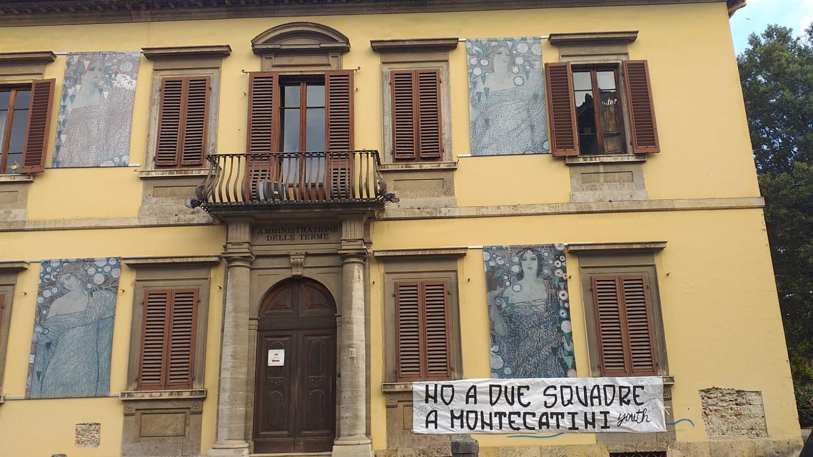 Lo striscione esposto alla Palazzina regia delle Terme di Montecatini