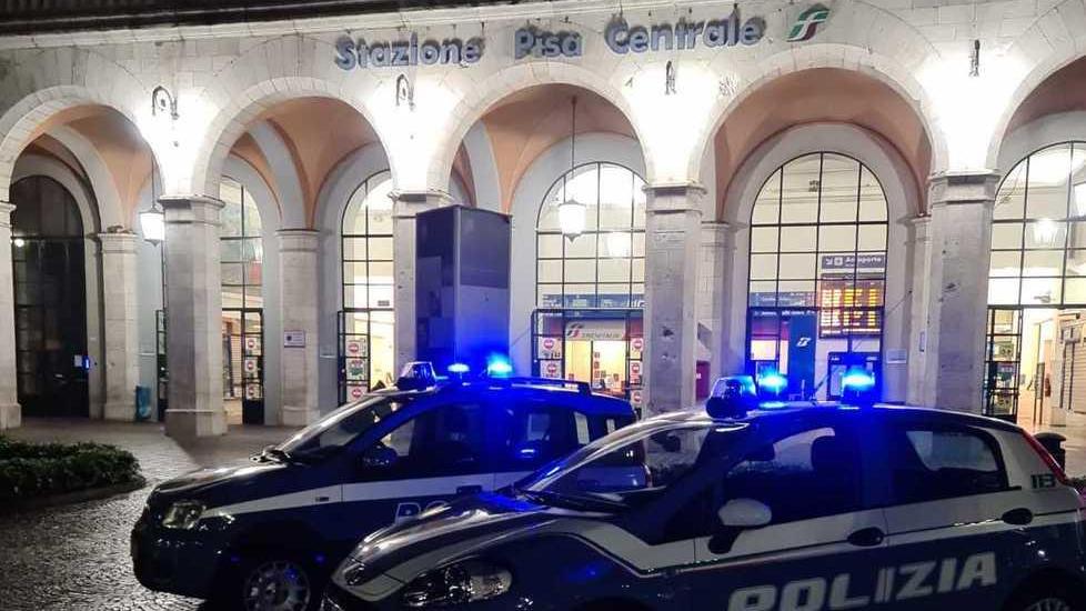 Preso a bastonate per rapinarlo: donna in manette, amico in fuga
