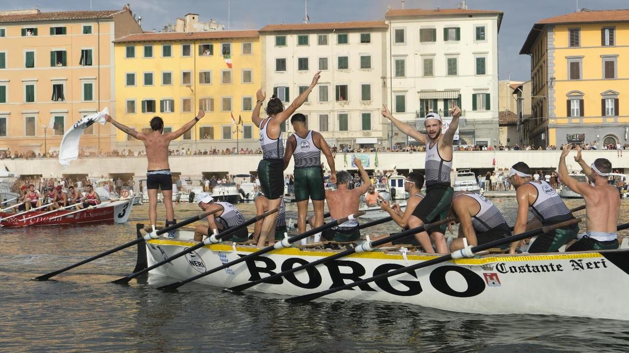 L'esultanza dei vogatori del Borgo dopo l'arrivo vittorioso
