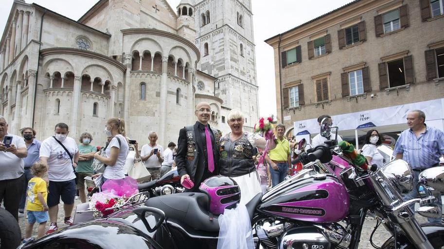 Modena, Rita e Lorenzo si sposano e se ne vanno in Harley