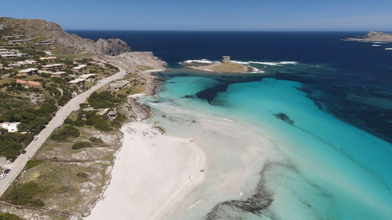 Sabbia sarda portata all'Isola d'Elba, ma non è della Pelosa di Stintino