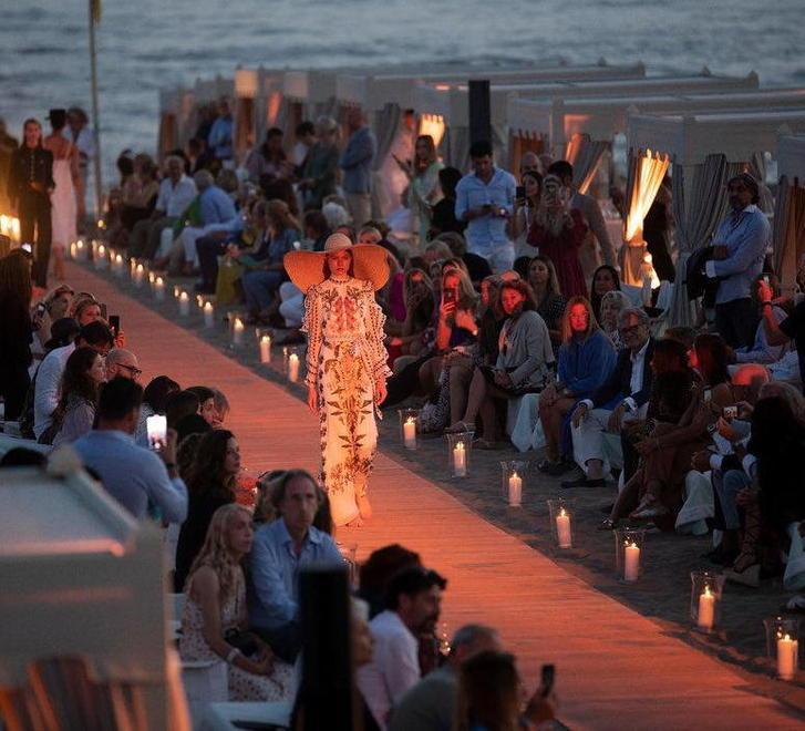La passerella trasloca in spiaggia: le collezioni si presentano al mare