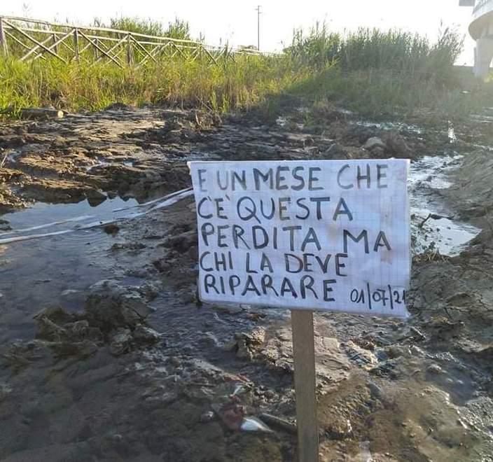 Perdita d’acqua sulla ciclabile segnalata da cartello polemico
