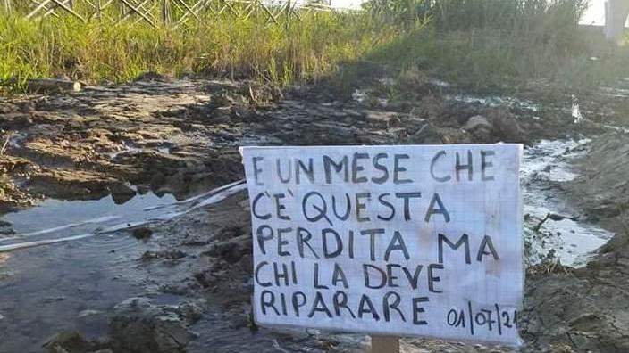 Perdita d’acqua sulla ciclabile segnalata da cartello polemico