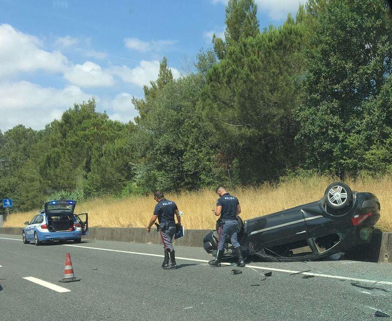 Paura per un’auto ribaltata in Fi-Pi-Li 