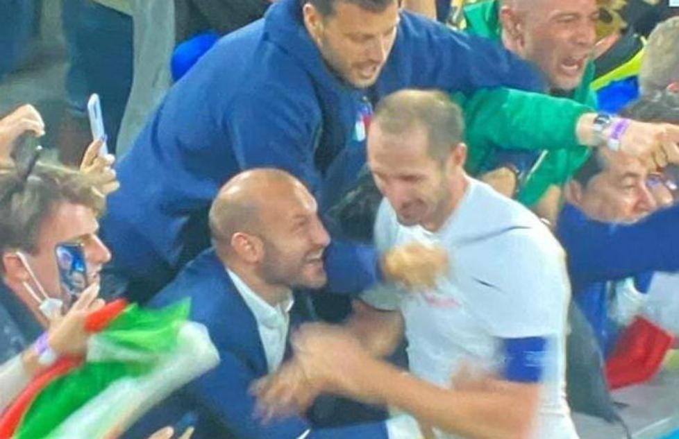 L’abbraccio in diretta tv nazionale tra i fratelli (gemelli) Chiellini