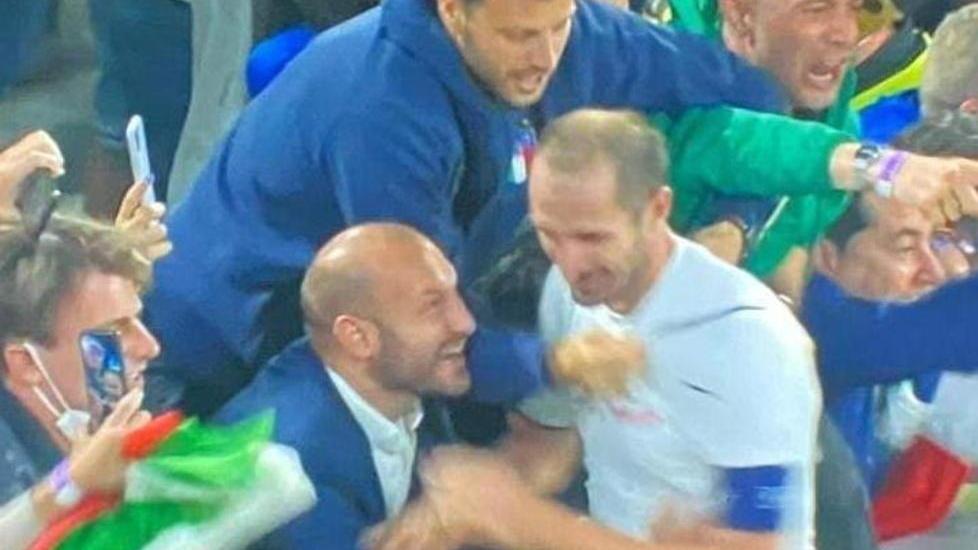 L’abbraccio in diretta tv nazionale tra i fratelli (gemelli) Chiellini