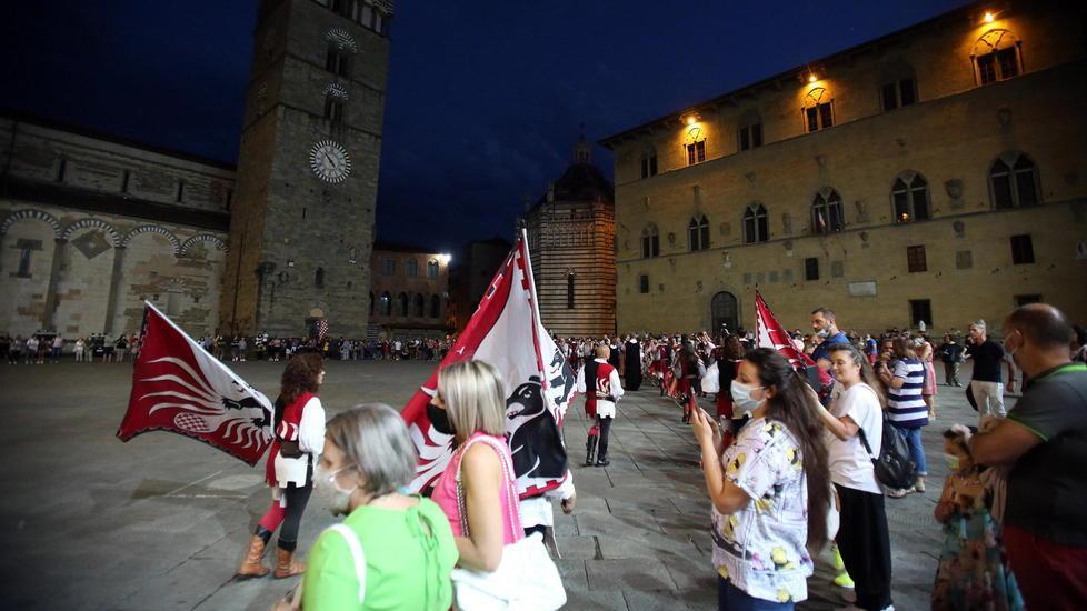 Tamburi e vesti storiche il fascino del corteggio