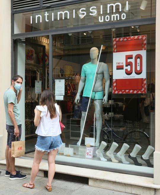 Via ai saldi estivi ma nessuna ressa per acquistare merce in sconto 
