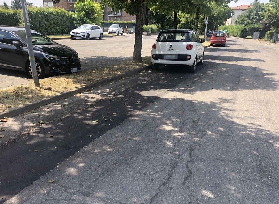 «Non ci sono i soldi» per disegnare le strisce in via Brigata Reggio