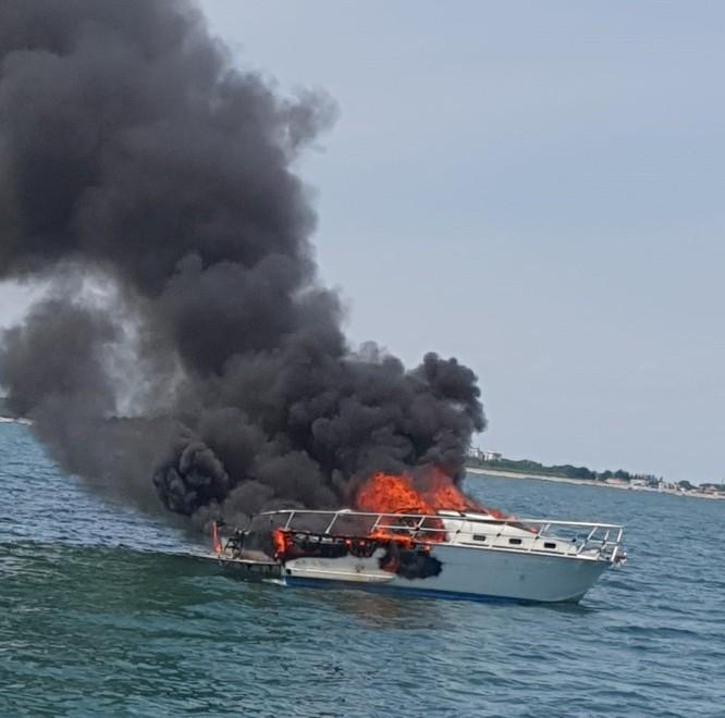 La barca va a fuoco, terrore al largo Una famiglia salvata da un velista 