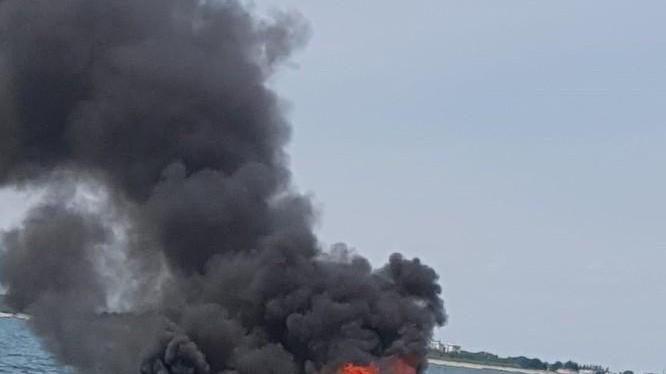 La barca va a fuoco, terrore al largo Una famiglia salvata da un velista