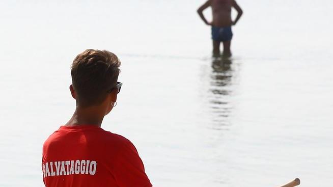Rischia di annegare mentre raccoglie cozze Interviene il bagnino