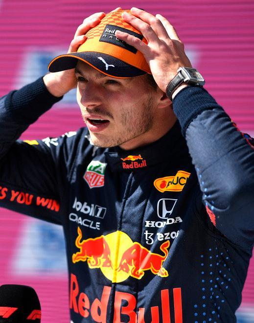 Verstappen in pole, flop Ferrari Hamilton rinnova con la Mercedes 