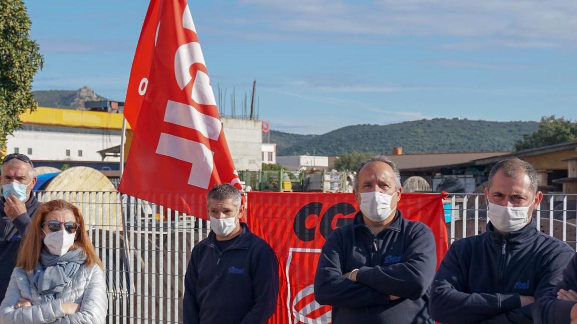 Cgil, Cisl e Uil: «Sittel, subito gli stipendi e il cambio societario»