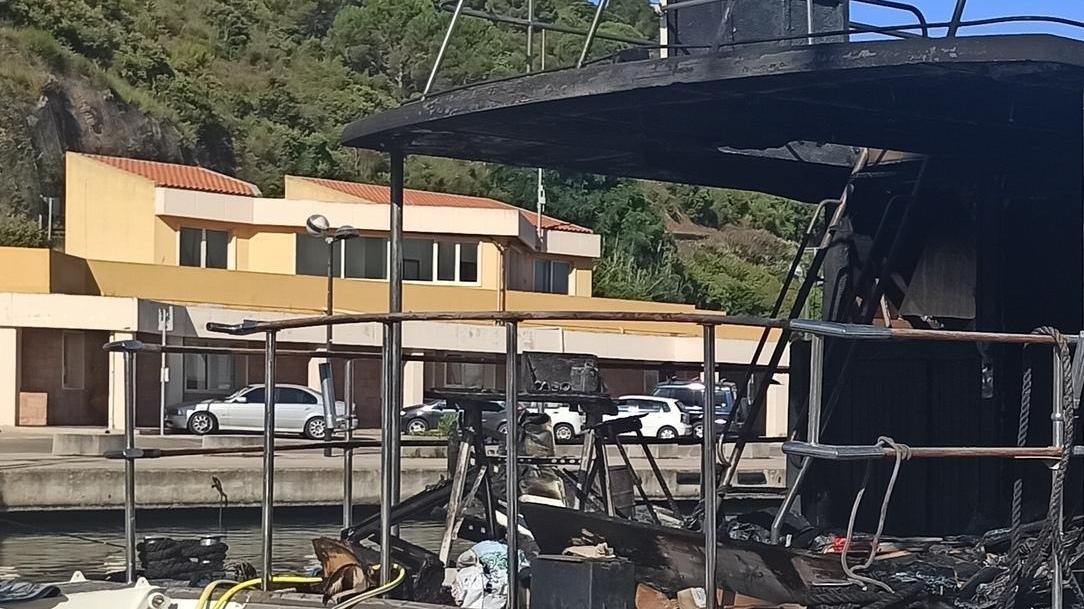 Yacht a fuoco nel porto di Castelsardo
