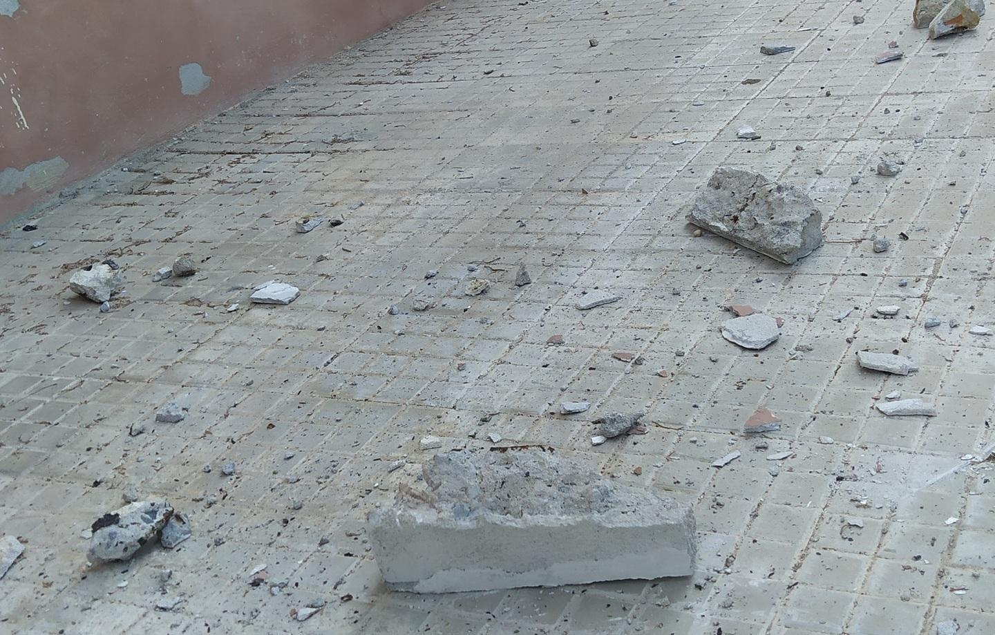 Piovono calcinacci dalla palazzina comunale 