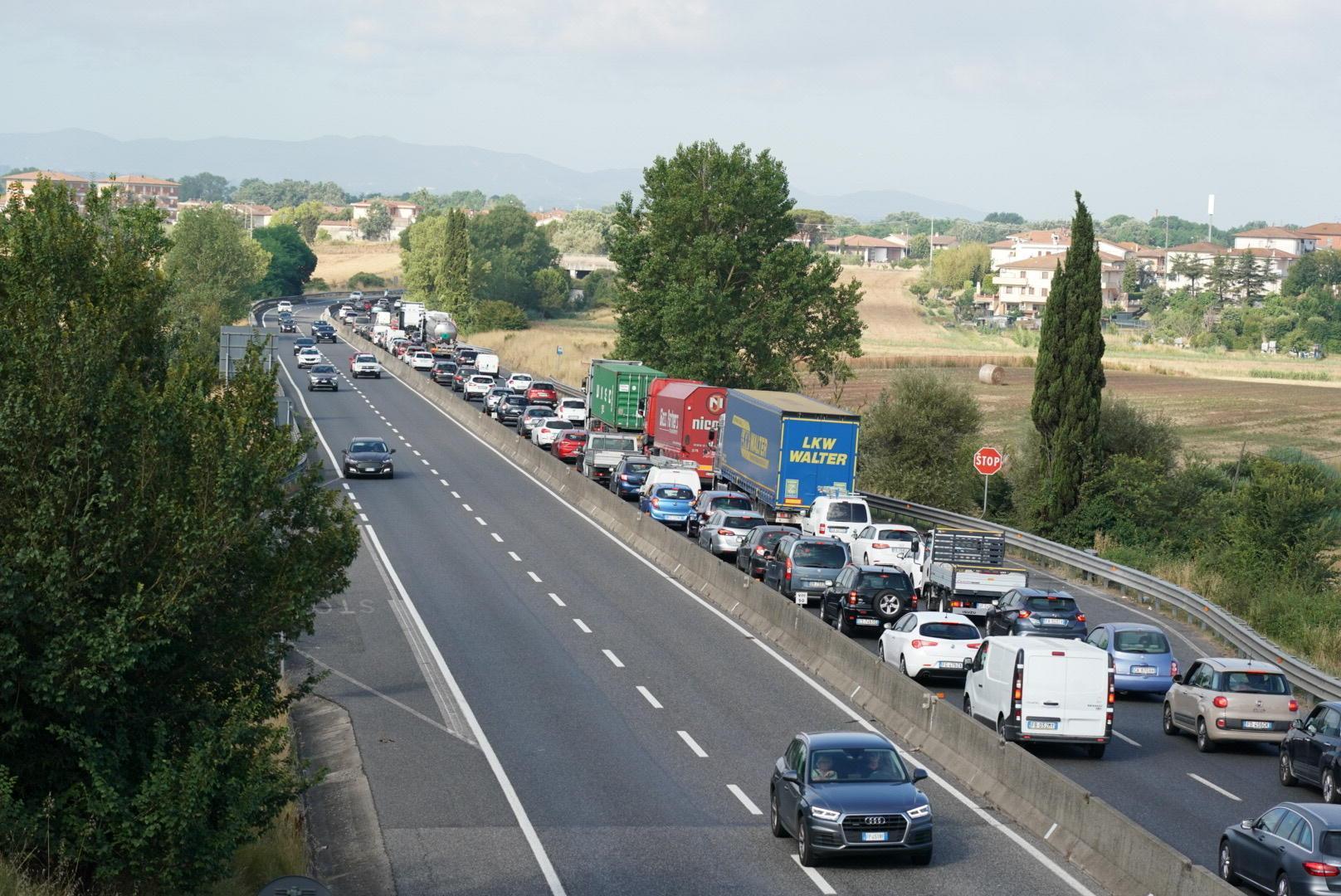 La coda in Fi-Pi-Li verso Pisa tra Pontedera e Ponsacco (foto Silvi)