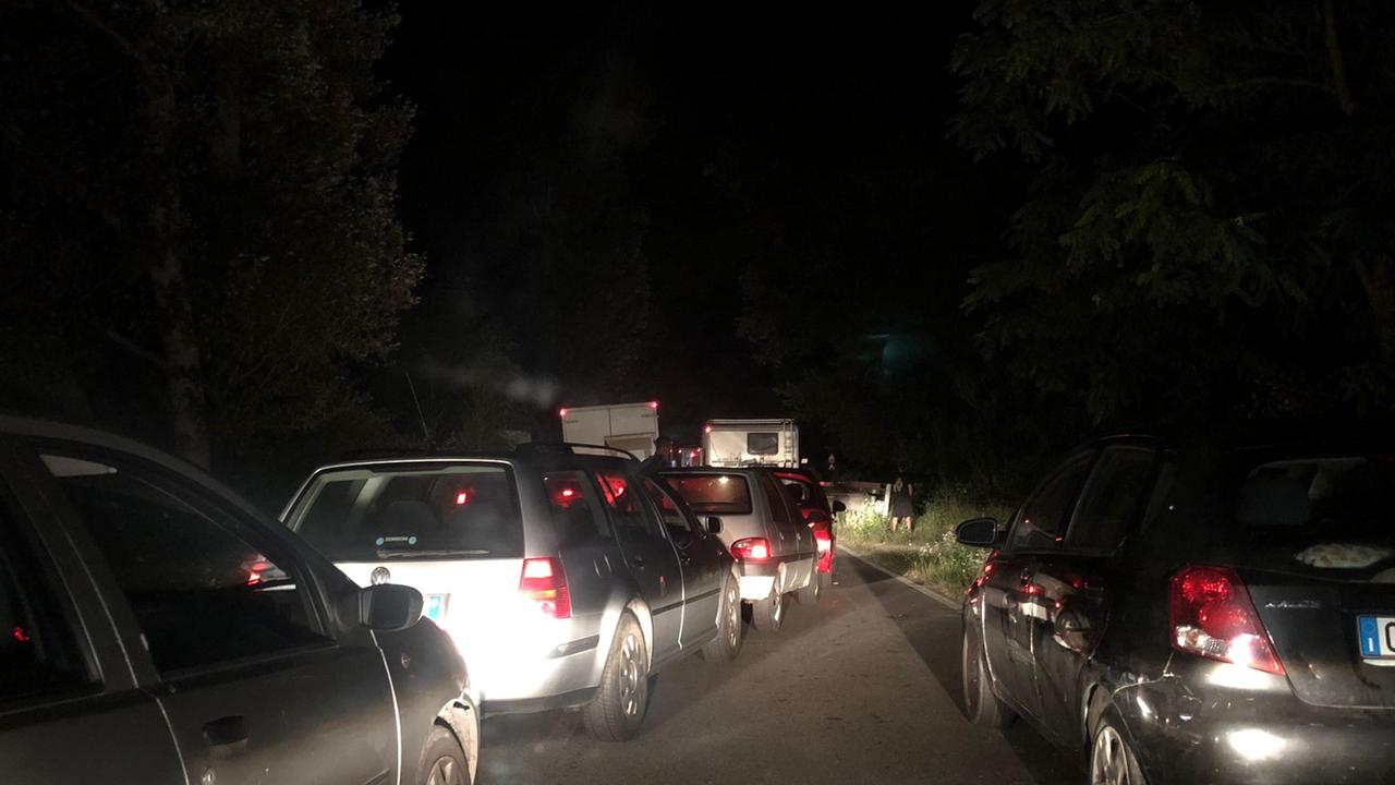 La fila di auto lungo la strada provinciale Valdinievole Nord per raggiungere Tavolaia