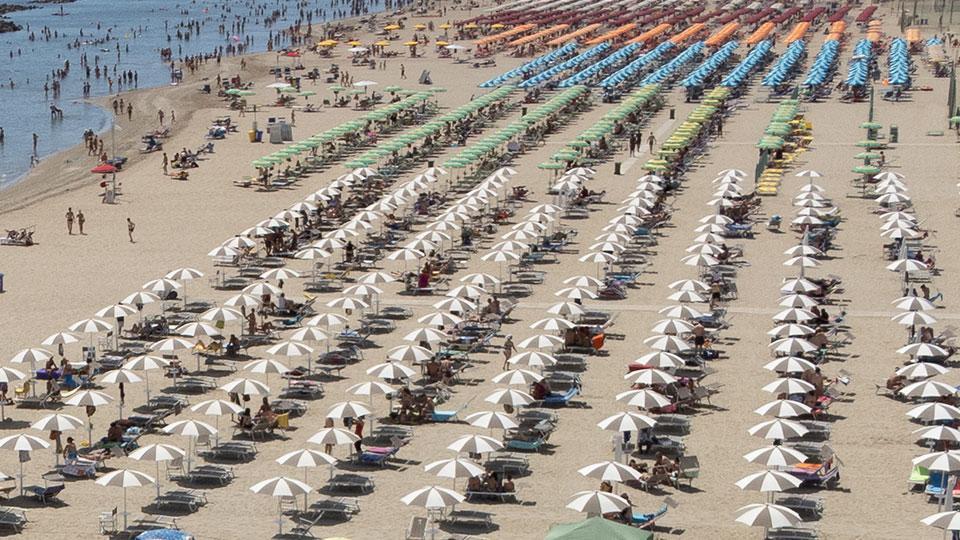 Carissimo ombrellone, aumenti fino al 27%: una guida ai prezzi in Toscana 