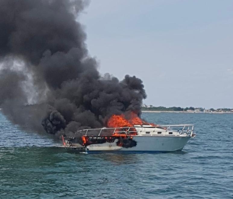 Salvataggio a Lido Scacchi, il racconto: «Erano fermi sulla prua e la loro barca andava a fuoco» 