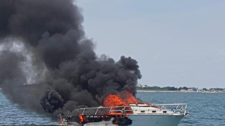 Salvataggio a Lido Scacchi, il racconto: «Erano fermi sulla prua e la loro barca andava a fuoco»