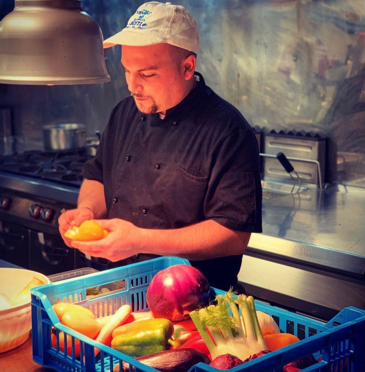Alessio Amato al lavoro al ristorante “Il Rifocillo” di Acciaiolo