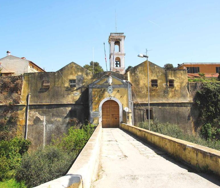 Quattro agenti carcerari picchiati da un detenuto 
