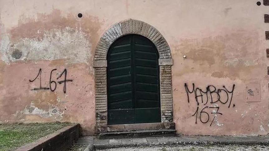 Le scritte apparse al castello di Porta San Pietro e poi cancellate