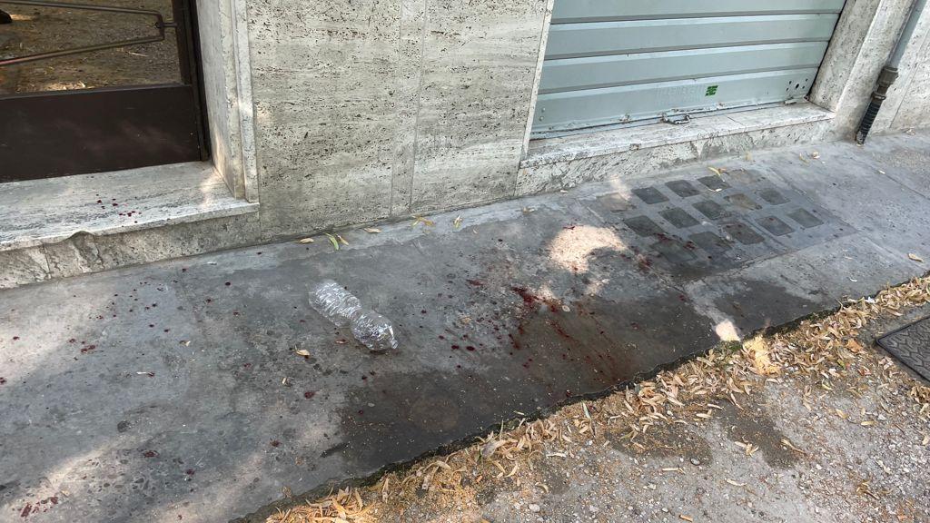 Le tracce del pestaggio sul luogo dell'aggressione