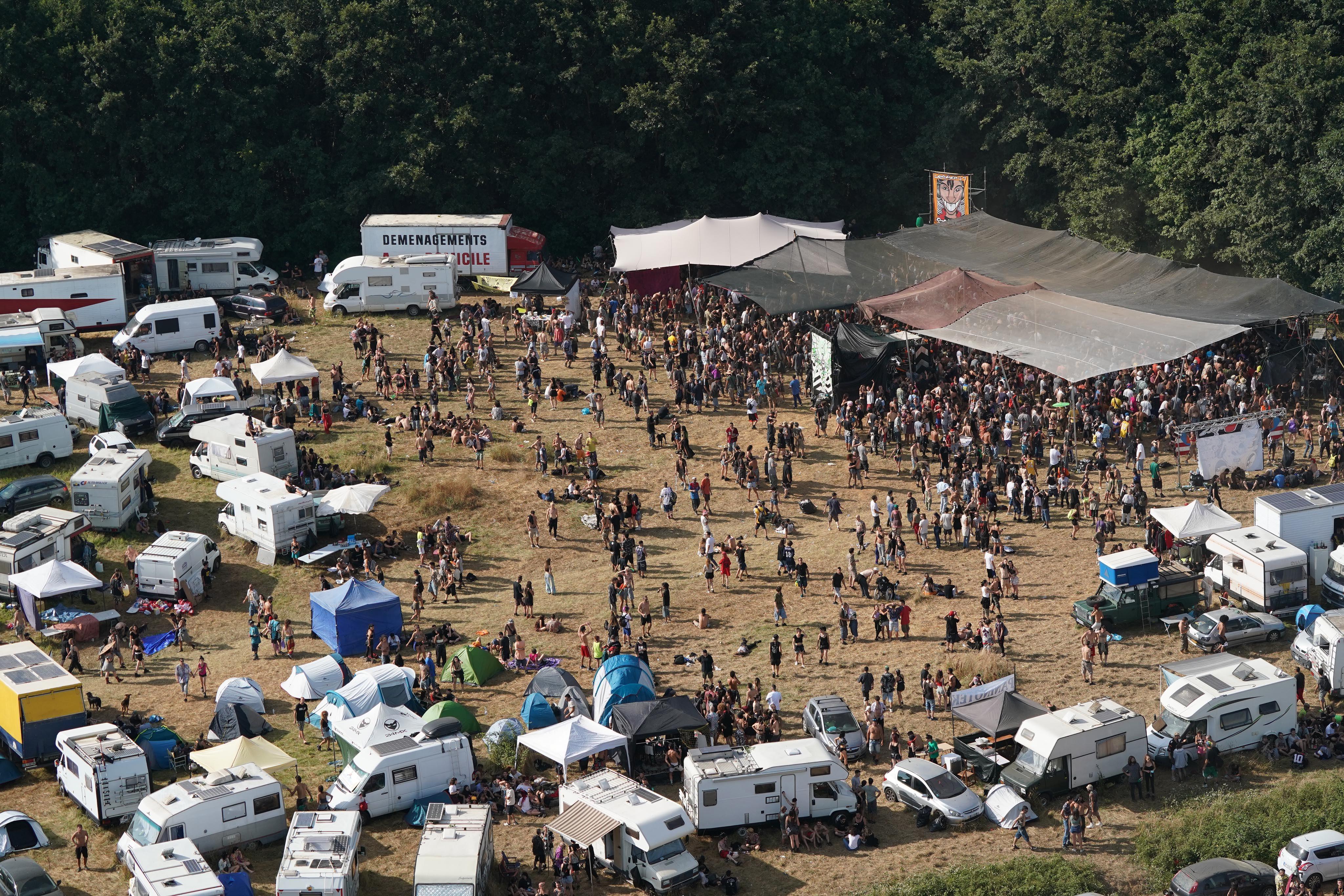 Il rave party va avanti, schierati oltre 100 agenti: identificate 200 persone su seimila - video