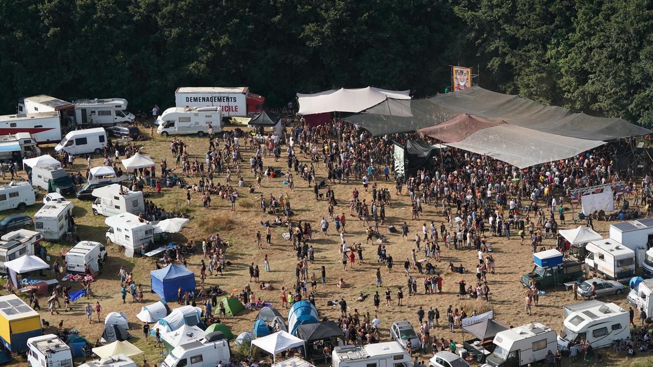 Il rave party va avanti, schierati oltre 100 agenti: identificate 200 persone su seimila - video