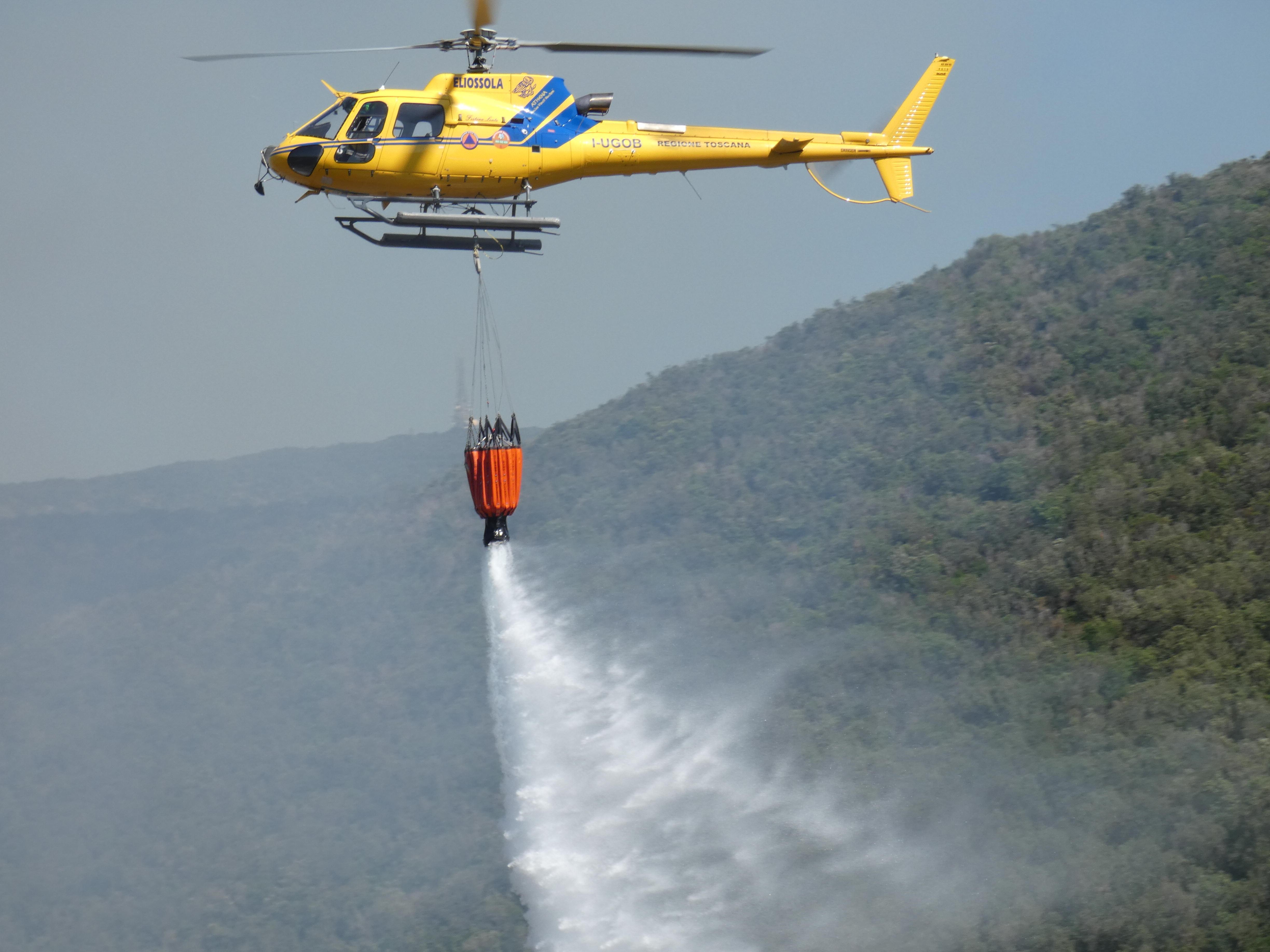 Un elicottero antincendio in azione (foto archivio)