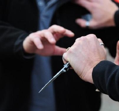 Minacciato con un coltello e rapinato: due condanne