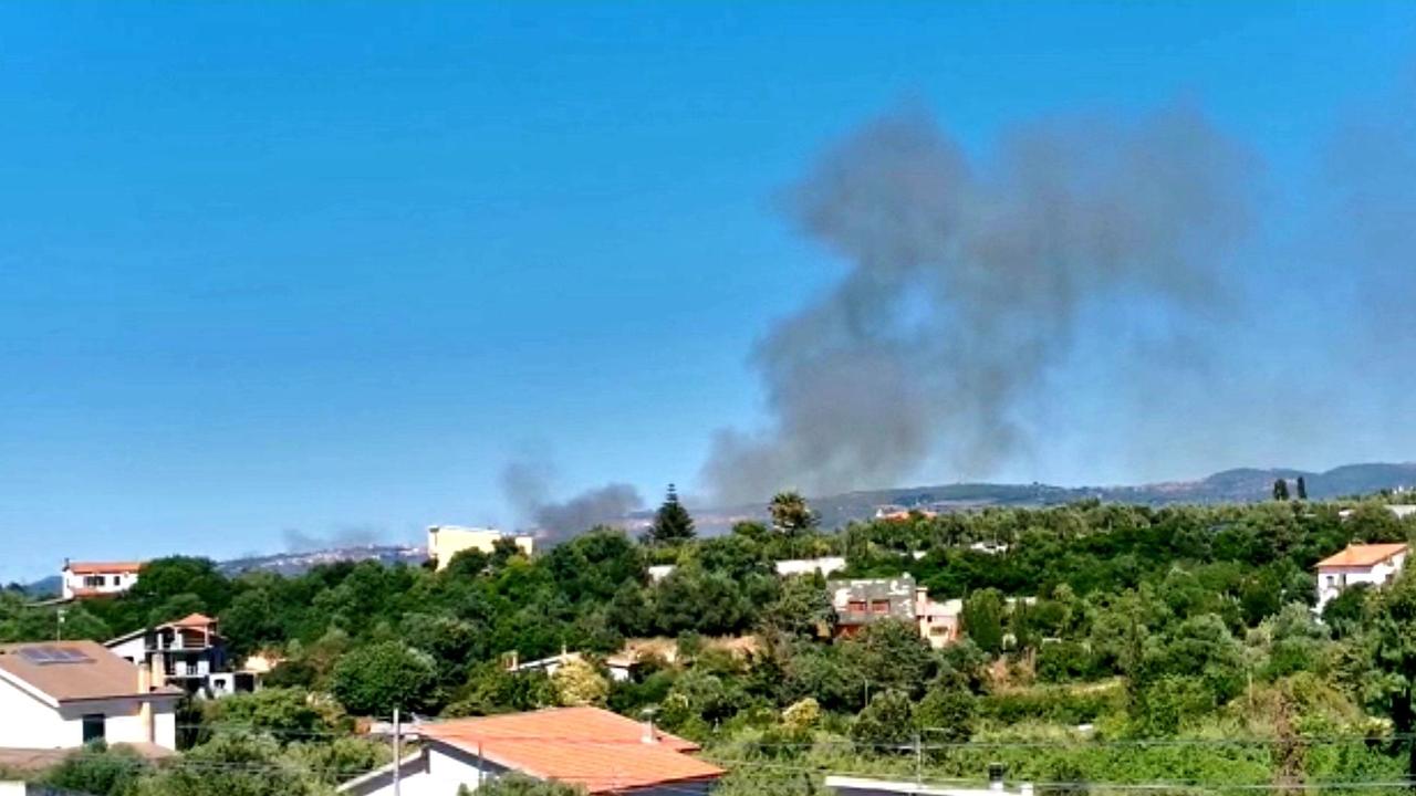 Incendio di sterpaglie nella campagna di Zuari (foto Ivan Nuvoli)