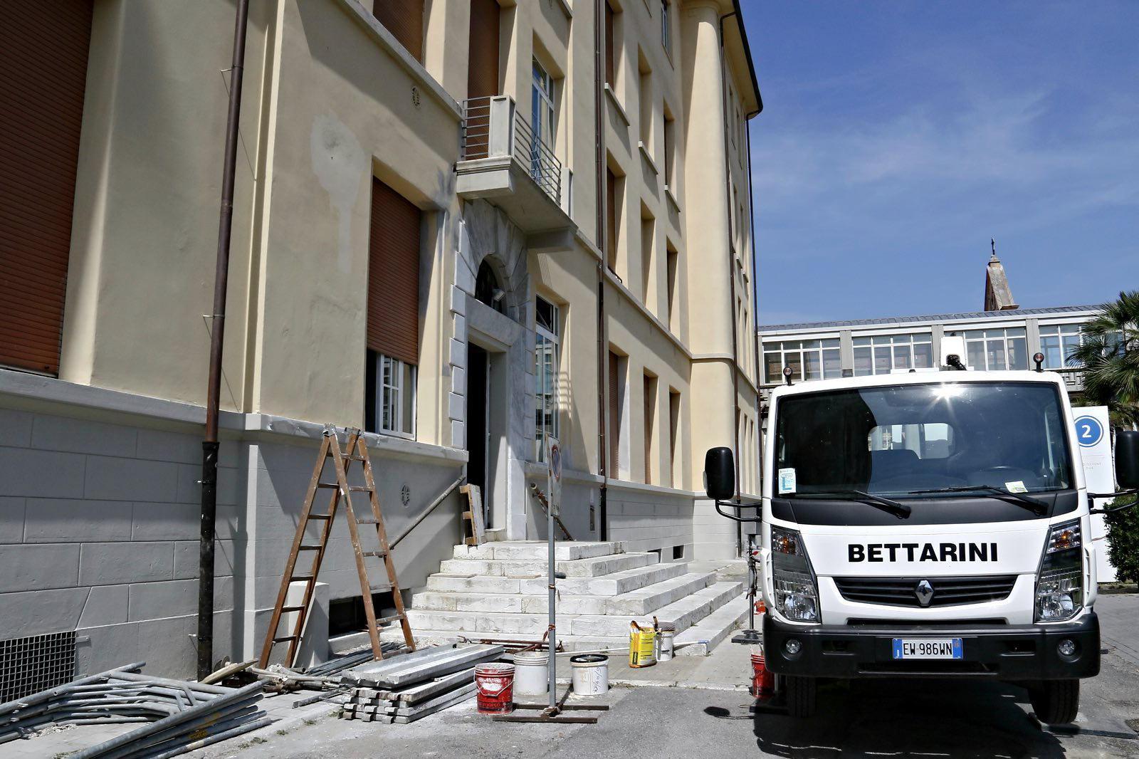 Incidente sul lavoro all’ospedale di Livorno: crolla un muro, operaio ferito 