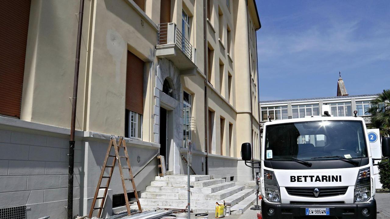 Incidente sul lavoro all’ospedale di Livorno: crolla un muro, operaio ferito