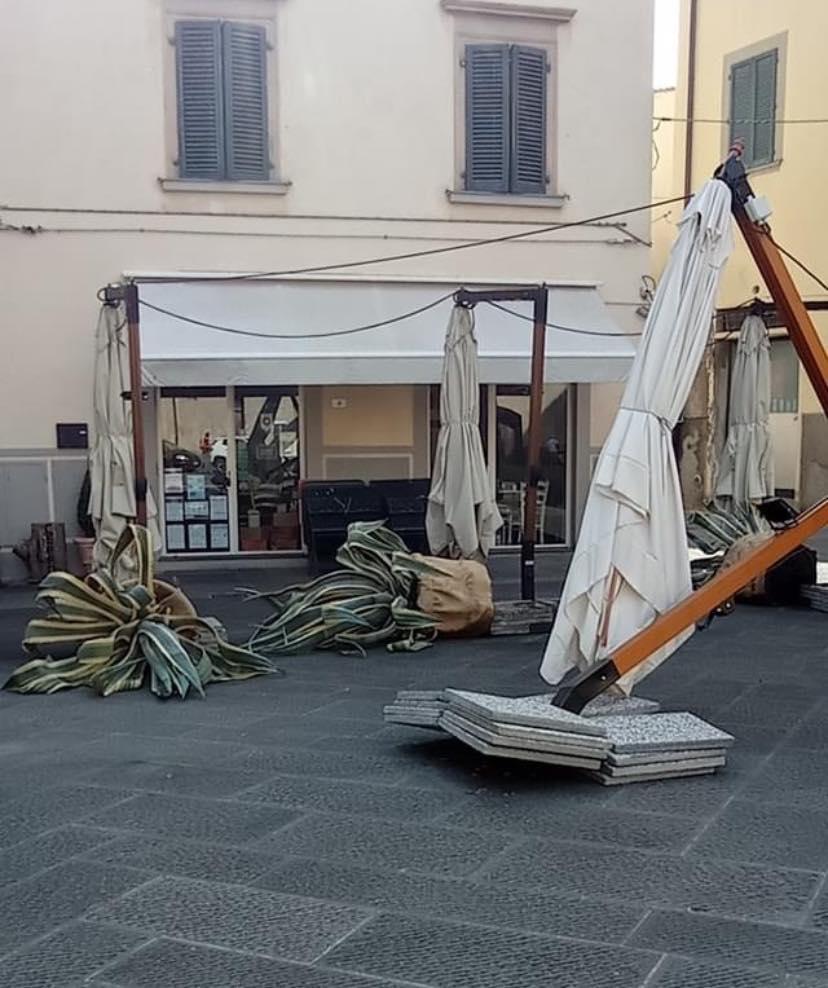 Vandali in centro e aggressioni, il sindaco: presto altri dieci vigili 