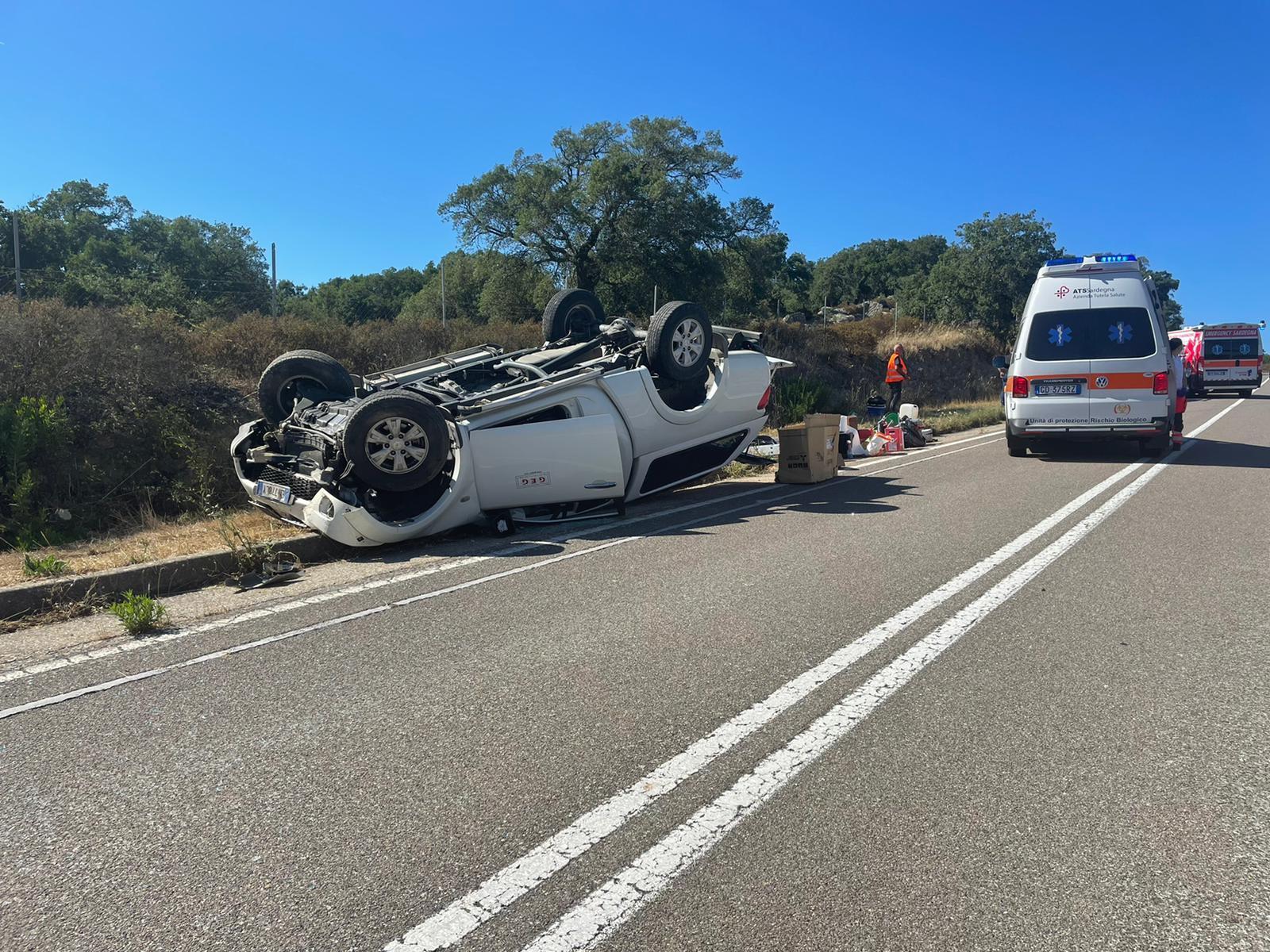 Scoppia una gomma e l'auto cappotta: ferito il conducente, illeso il passeggero 62enne di Alghero