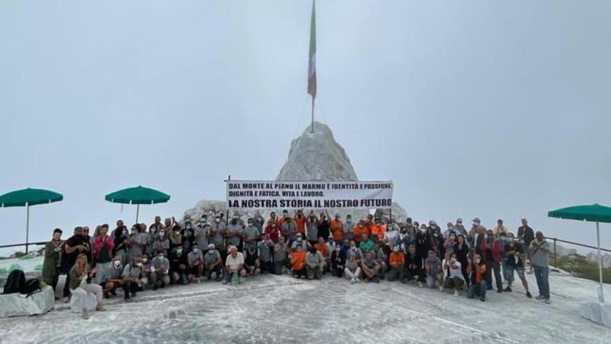 Tutti in vetta sulle Apuane per dire «basta cave»