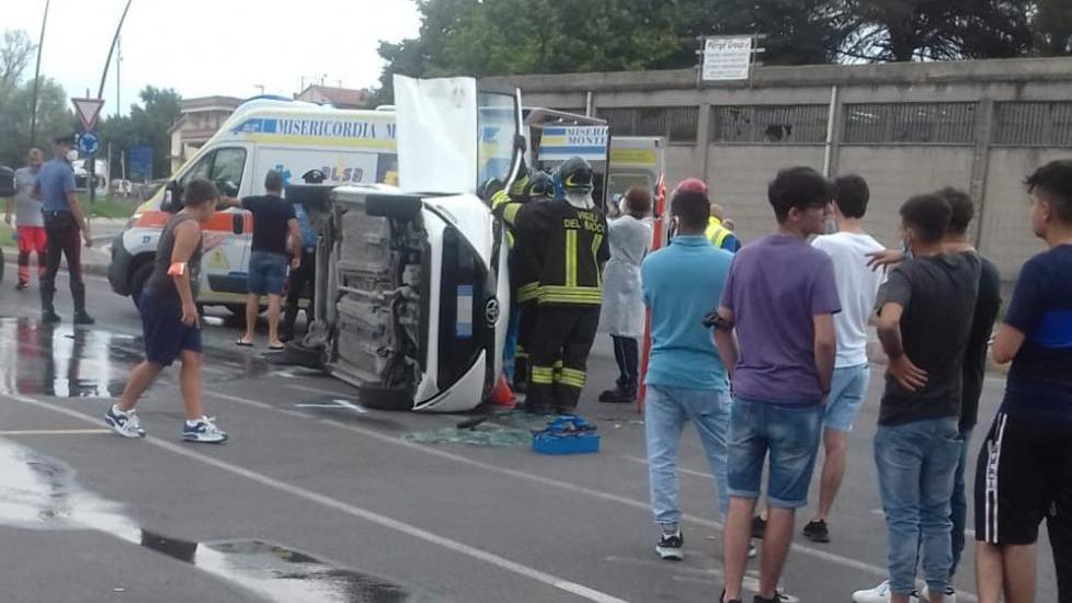 Giovane madre di tre figli resta ferita nell’incidente alla rotonda di via Europa